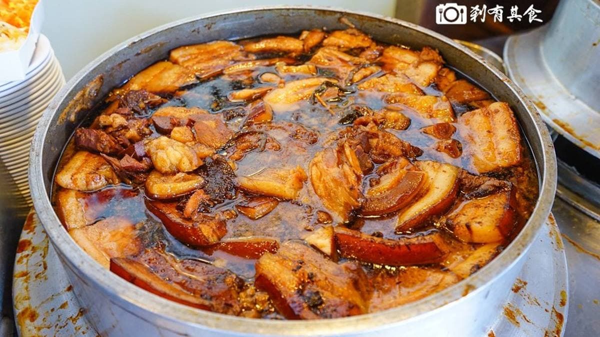 據說肉是用30年陳年老滷來滷製，光看顏色就知道超入味。（圖片來源：剎有其食）