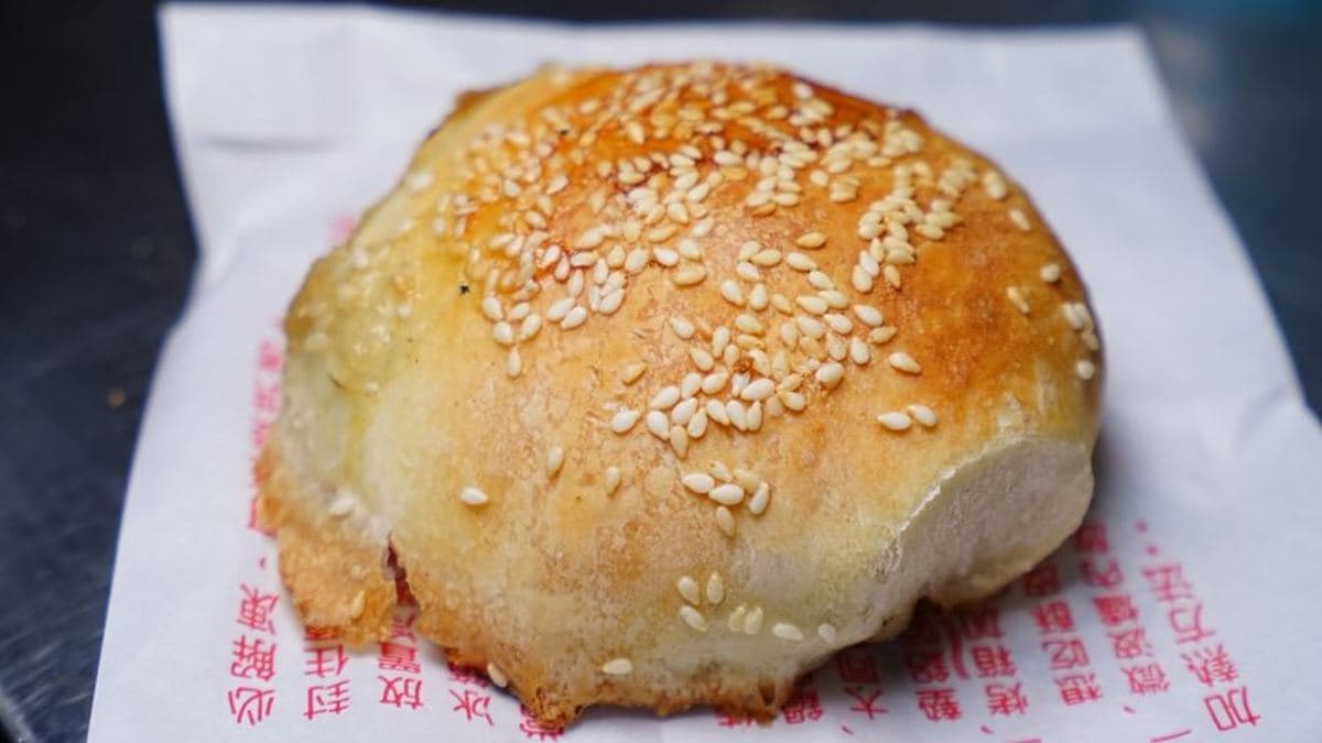 剛出爐的胡椒餅外皮很酥脆，吃起來卡滋卡滋的，不會覺得油膩。（圖片來源：剎有其食）