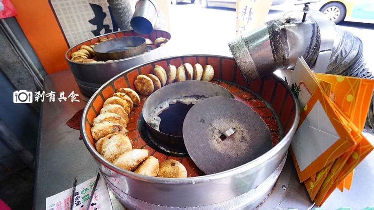 胡椒餅是用傳統陶爐去烤，底下燒木炭加熱，爐內溫度可高達300～400度。（圖片來源：剎有其食）