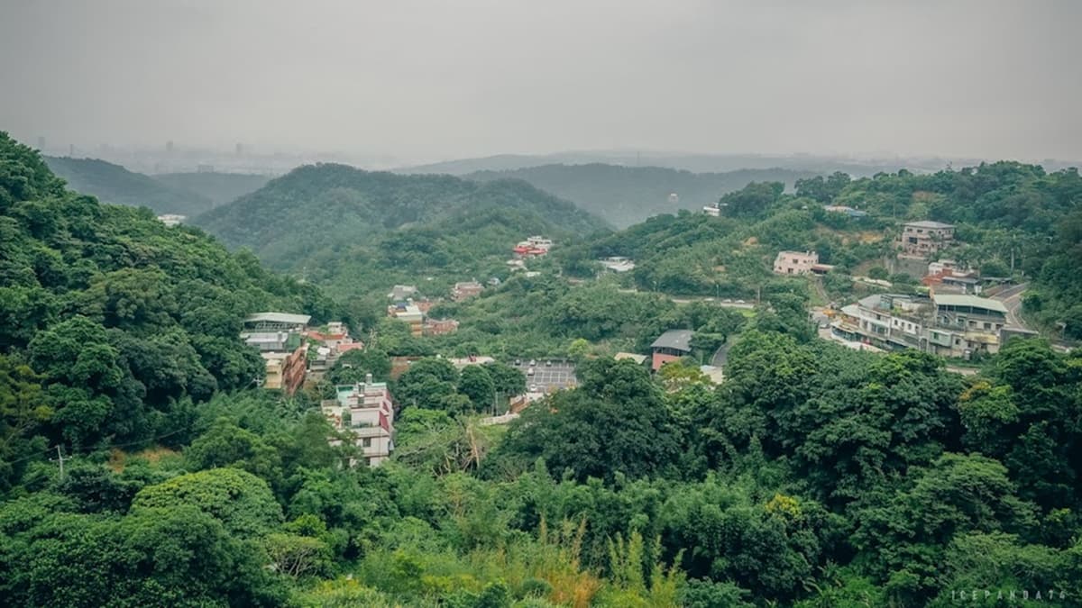 在「凌雲禪寺」前有１處腹地，可以遠望台北盆地。（圖片來源：是艾思，不是火拳。）