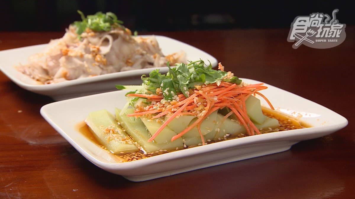 「豌豆粉」算是中式的甜點，吃起來口感類似碗粿般Ｑ彈。