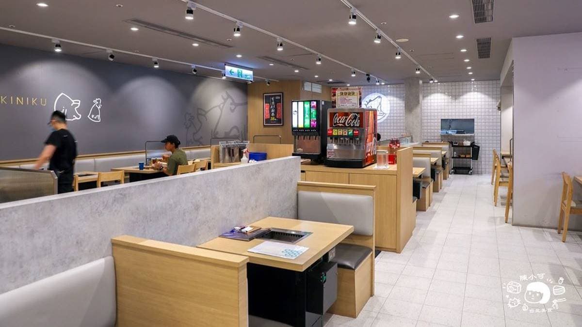 裝潢走日式極簡風格，套餐加價可享飲料無限暢飲。（圖片來源：陳小可的吃喝玩樂）