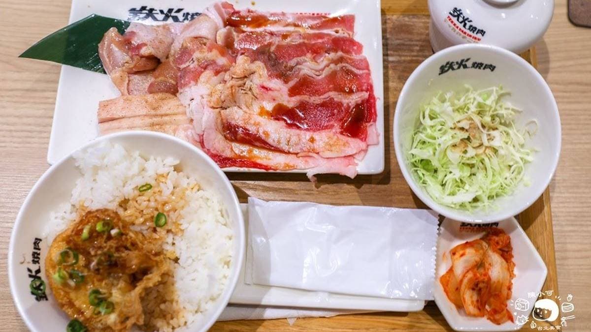 套餐內容包含肉品、越光白米飯、麻油蛋、泡菜、高麗菜胡麻沙拉及湯品。（圖片來源：陳小可的吃喝玩樂）