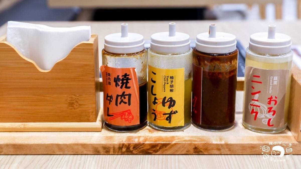 餐桌上有４種醬料可自由沾取，有燒肉醬、柚子胡椒、蒜泥等。（圖片來源：陳小可的吃喝玩樂）