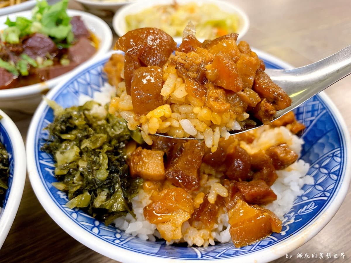 半夜12點還在排!台中銅板價「米其林爌肉飯」夜貓最愛,酸菜、辣菜脯隨你加 半夜12點還在排!台中銅板價「米其林爌肉飯」夜貓最愛,酸菜、辣菜脯隨你加