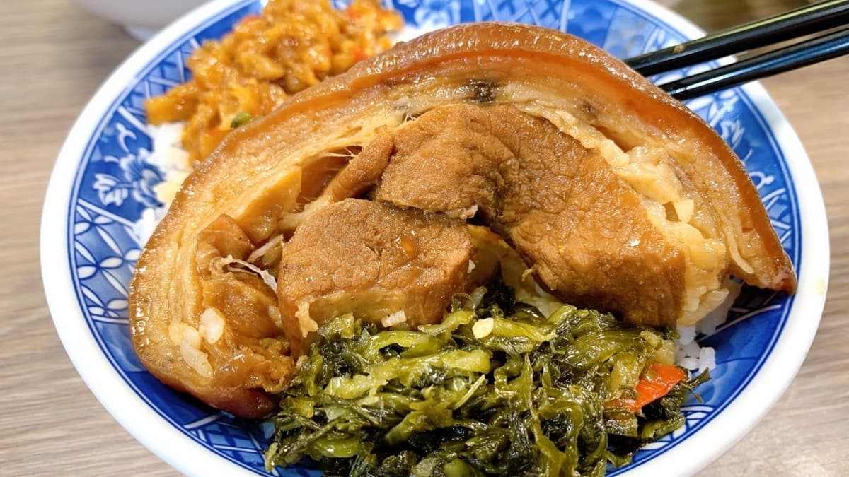 「爌肉飯」搭配酸菜、辣菜脯和醬汁一起吃很讚。（圖片來源：猴屁的異想世界）