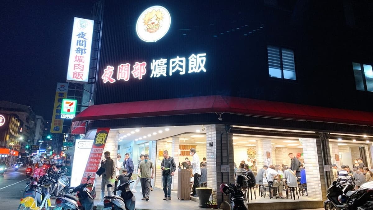 台中這家「夜間部爌肉飯」人氣超高，生意好到半夜12點還在排隊。（圖片來源：猴屁的異想世界）
