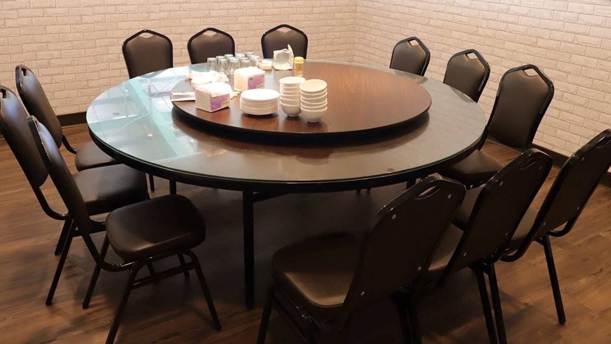 除了１樓的開放式用餐區，２樓還設有冷氣包廂，可歡唱歡唱KTV。（圖片來源：進食的巨鼠）