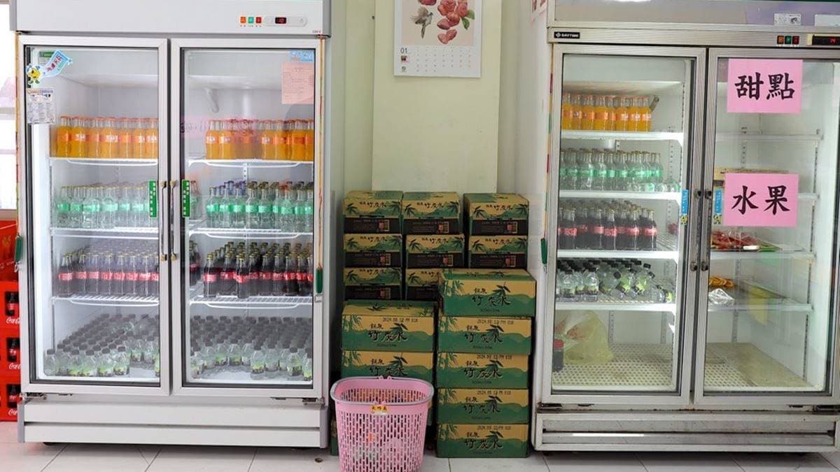 免費自助區提供飲料、礦泉水，另外還有水果、小蛋糕可自取。（圖片來源：進食的巨鼠）