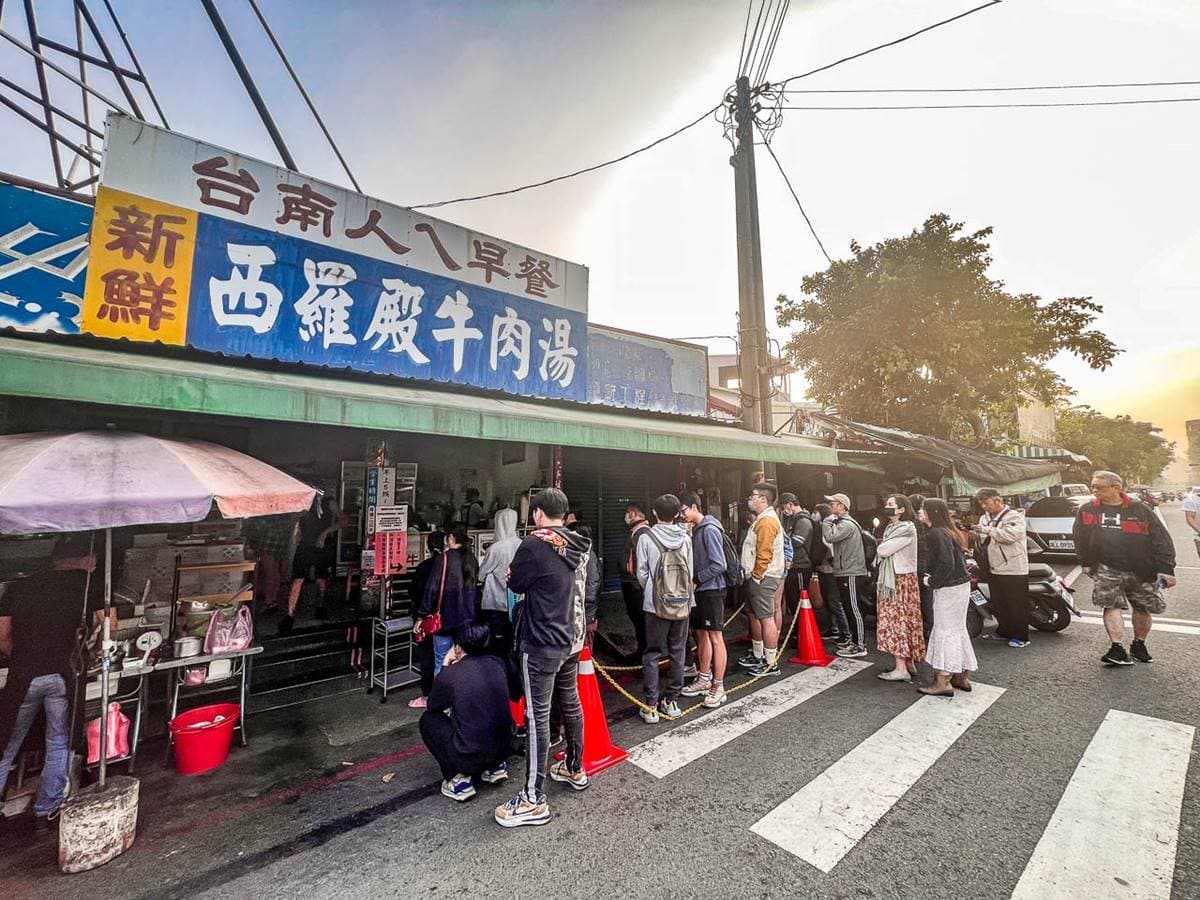 肉燥飯免費吃！台南米其林「牛肉湯強者」天亮就排爆，必沾獨門辣椒更夠味