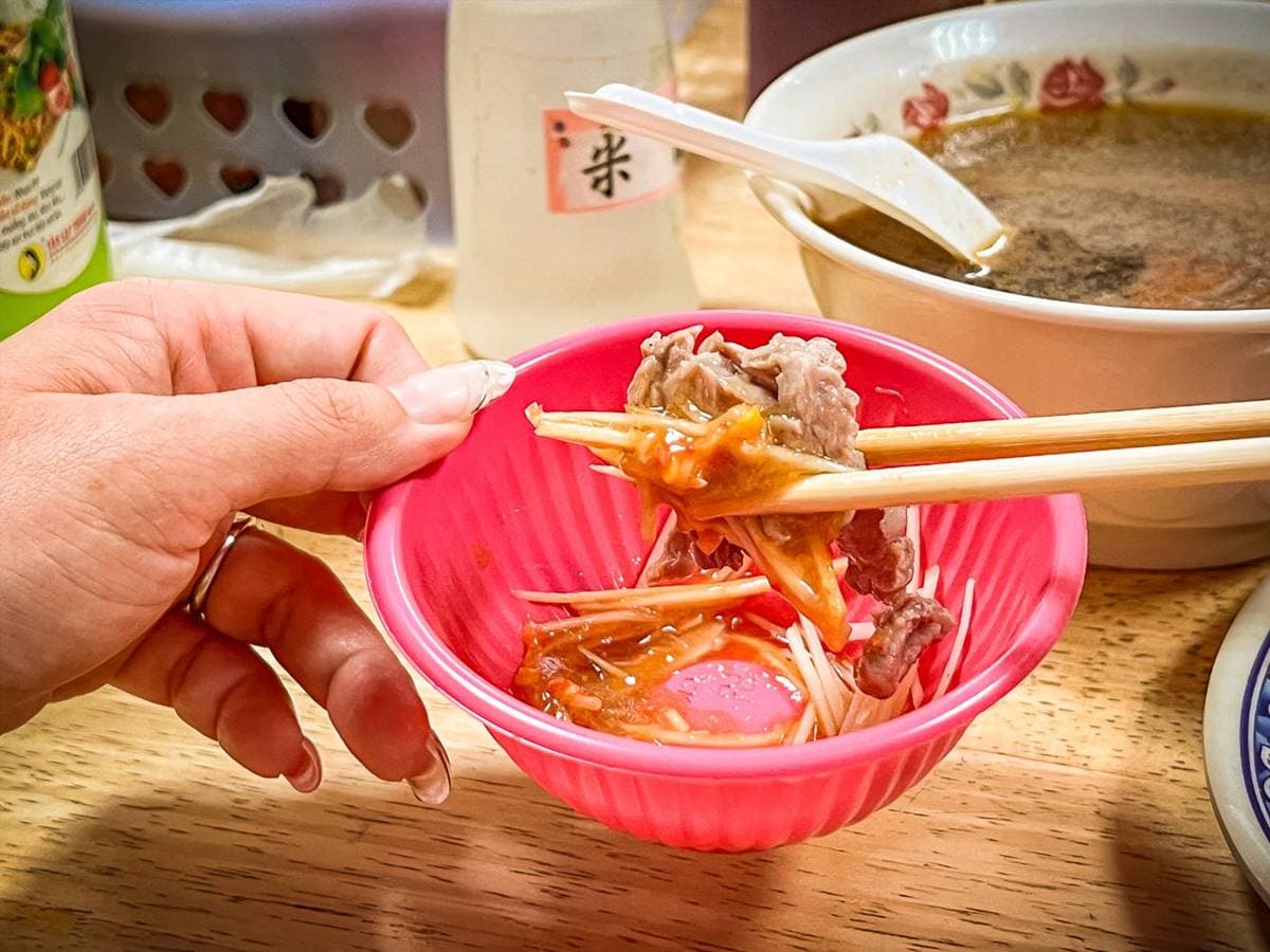 肉燥飯免費吃！台南米其林「牛肉湯強者」天亮就排爆，必沾獨門辣椒更夠味