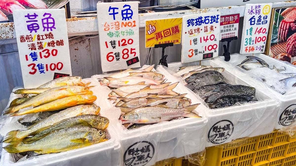 烤魚的牌子上會寫魚種跟料理方式，可以隨自己喜好挑選。（圖片來源：大手牽小手玩樂趣）