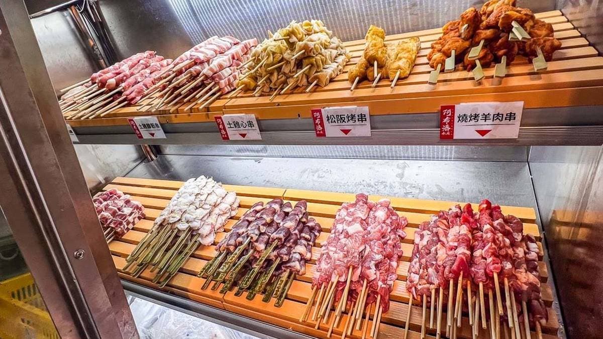 「烤串區」是人工一根根串起來，種類也很多，對小家庭來說很方便。（圖片來源：大手牽小手玩樂趣）