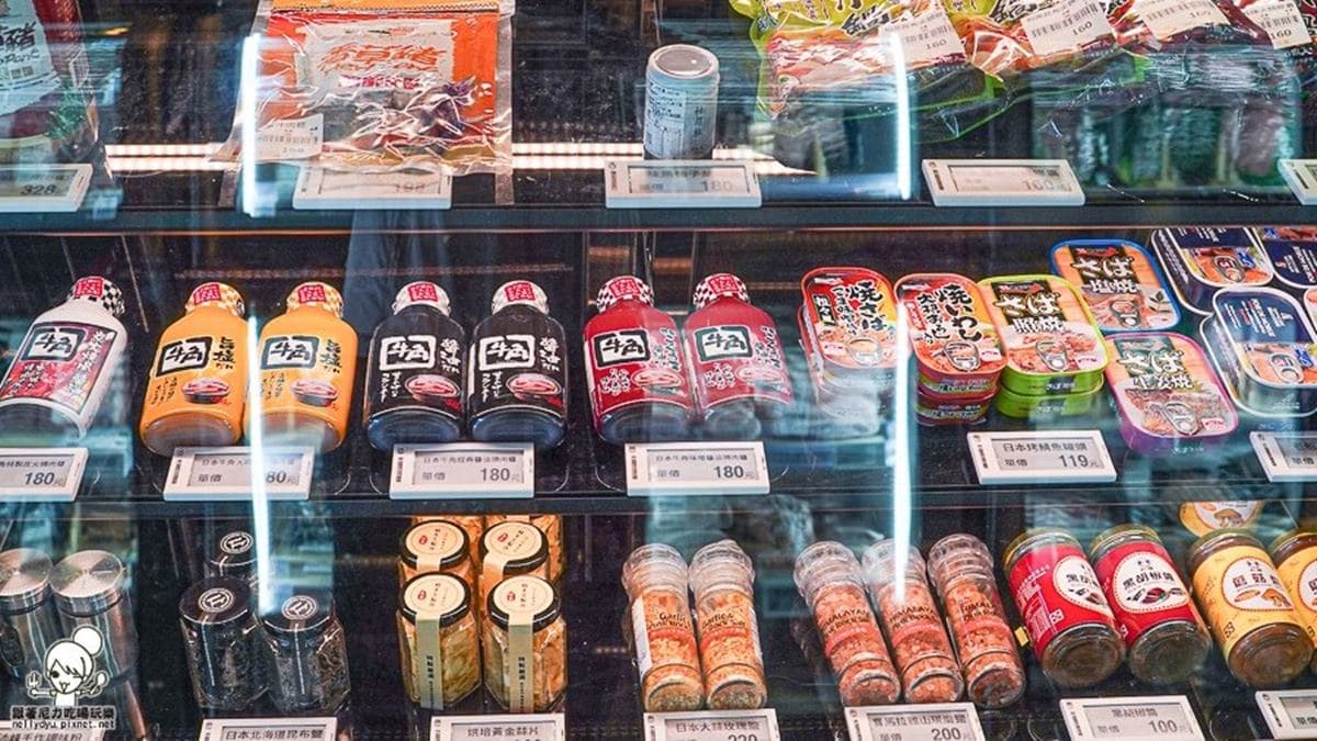 店家還有販售鍋底與調味料，來這採買非常方便。（圖片來源：跟著尼力吃喝玩樂）