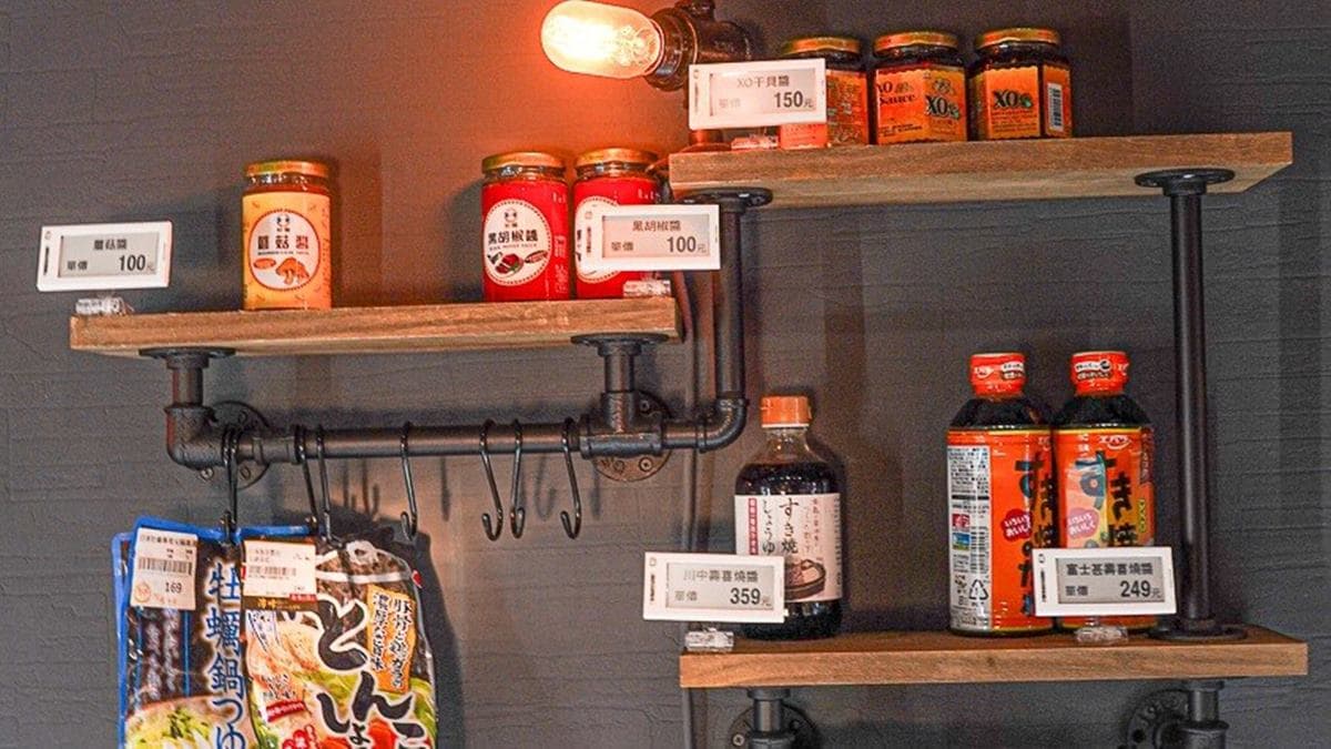 這裡有販售肉類料理必備的各式調味料，還能買到店家手作的調味粉。（圖片來源：跟著尼力吃喝玩樂）