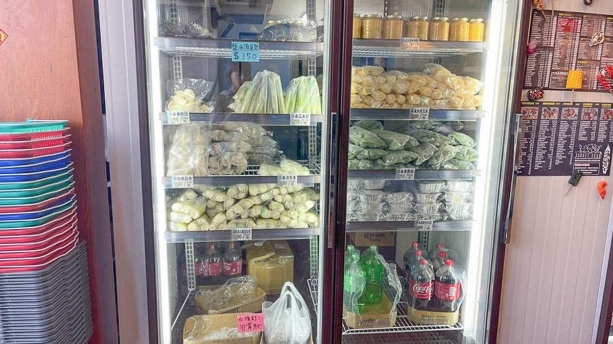 店家販售的商品很多，都是處理好、串好，直接放烤台上烤即可。（圖片來源：跟著尼力吃喝玩樂）