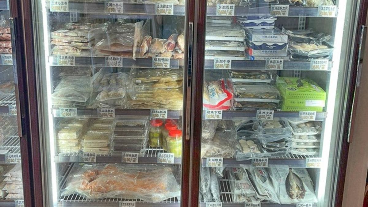 食材很多都是真空包裝，價格公開透明，還有賣整隻的烤乳豬。（圖片來源：跟著尼力吃喝玩樂）
