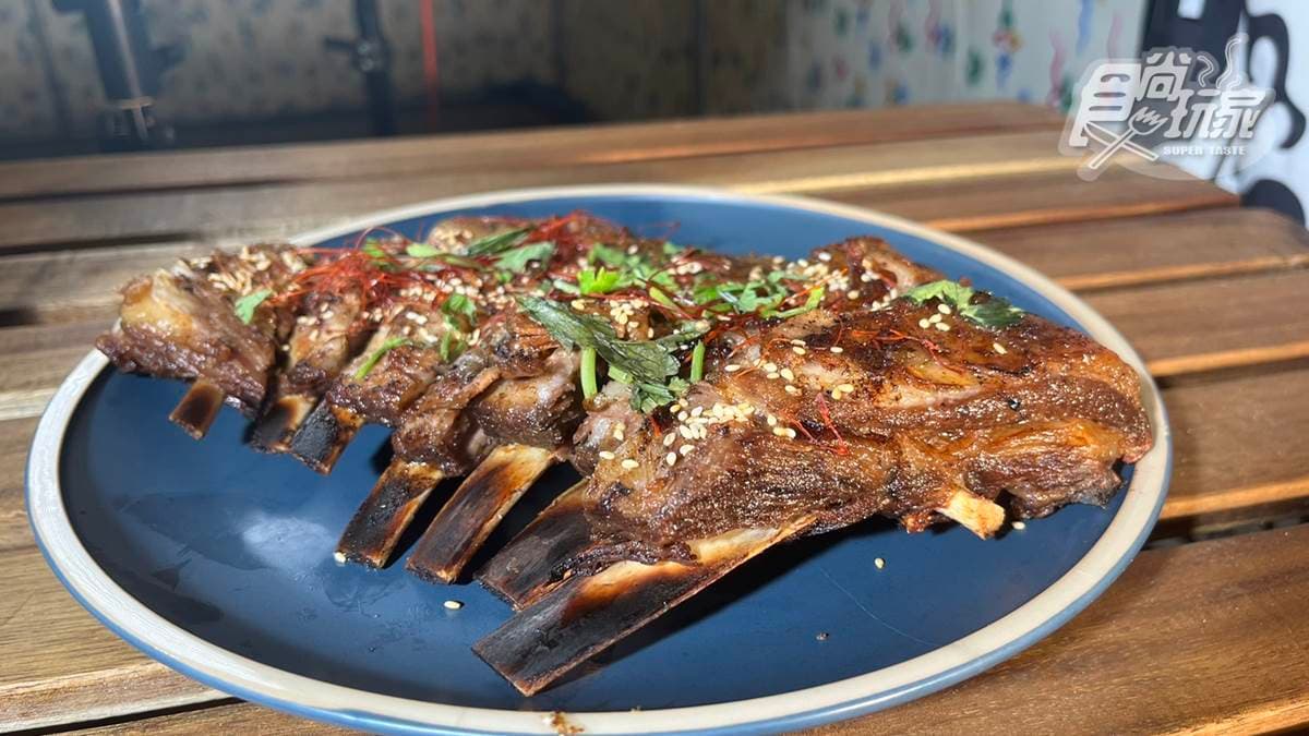 「手抓羊肉」沒有羊羶味，還散發出羊的油脂香氣。
