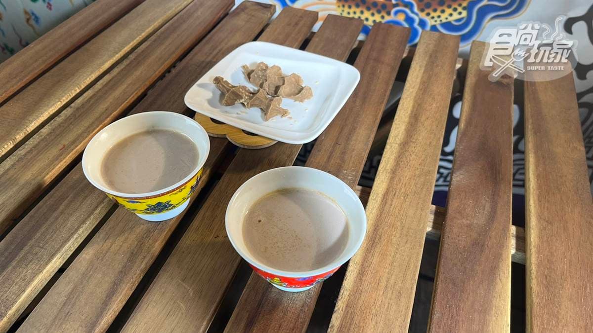 「糌粑酥油茶」的糌粑是用青稞粉做成的糕點，可以沾著酥油茶一起吃。