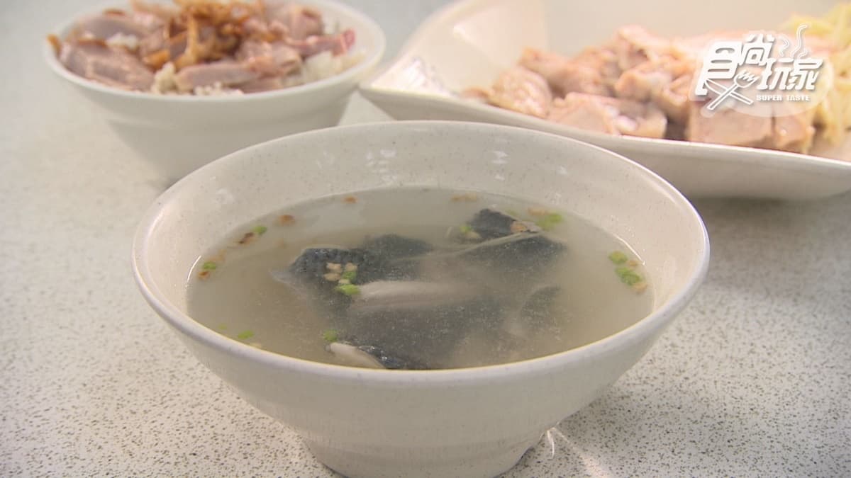 「虱目魚皮湯」油脂豐富，喝起來很鮮美。