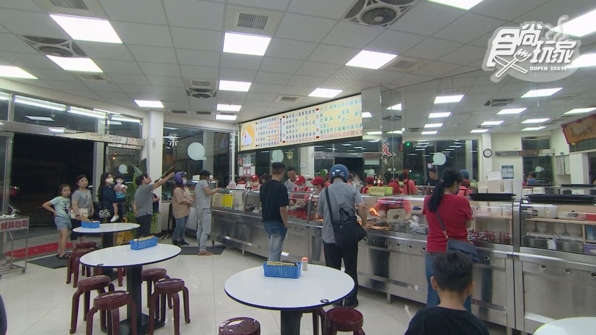 店裡人潮滿滿，生意相當好。