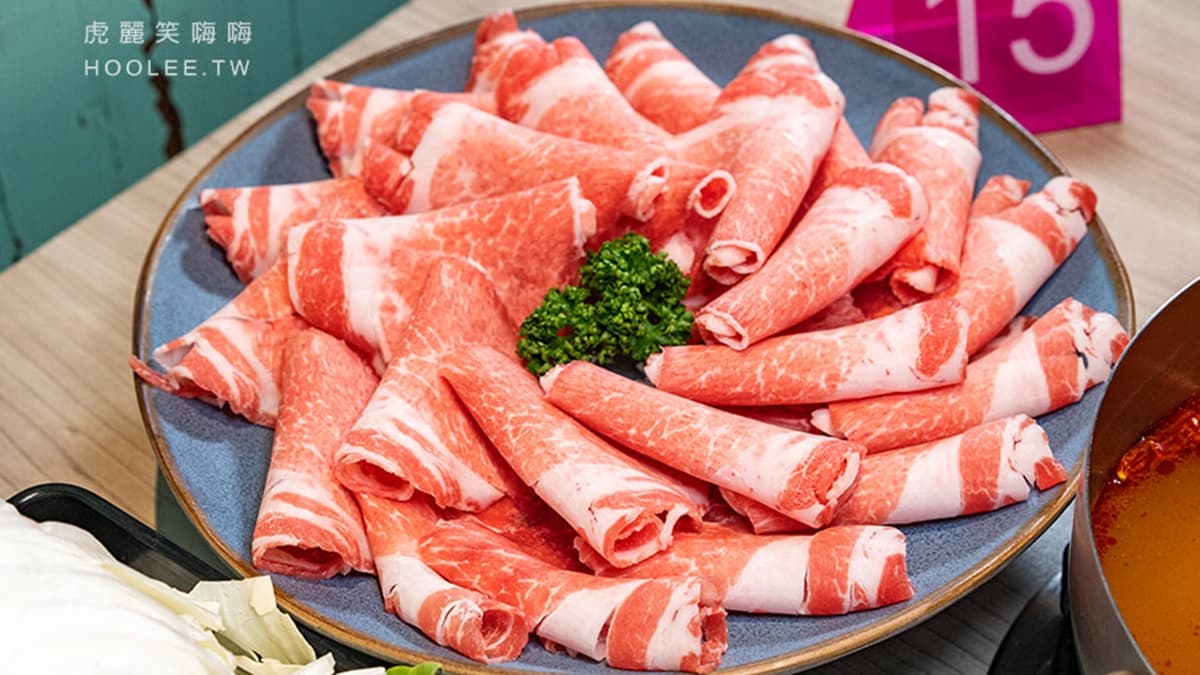 「頂級脆甜黑豬梅花」嚴選平埔黑豬肉，肉質非常滑嫩鮮香。（圖片來源：虎麗笑嗨嗨）