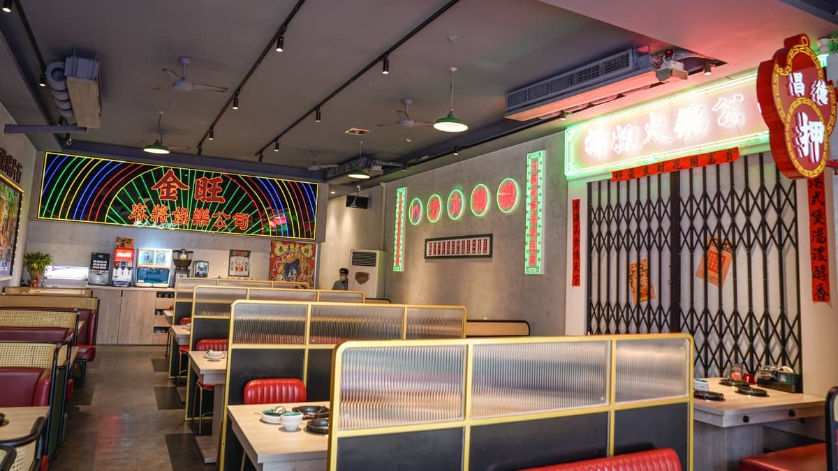 店面裝潢復刻香港街景，加上復古明星海報、粵語歌曲，真的讓人有１秒到香港之感。（圖片來源：美食好芃友）