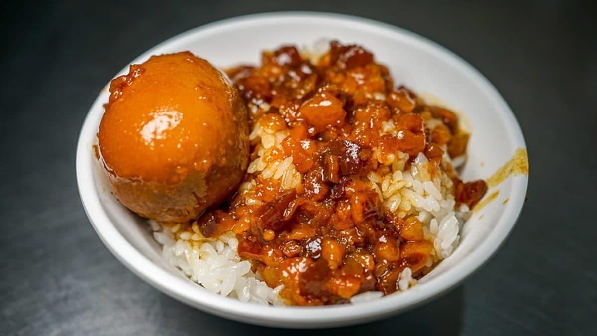 滷肉飯相當肥美、好吃，吃完會覺得有層油黏在嘴上。（圖片來源：鄉民食堂）