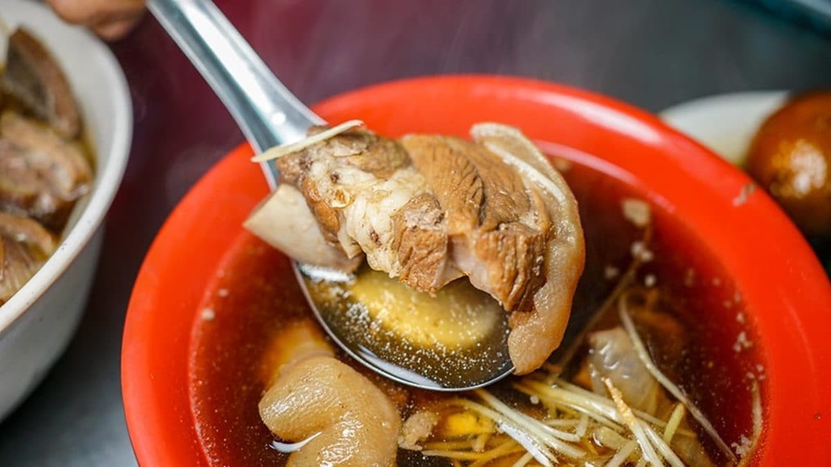 帶皮羊肉湯也是必點，整碗約莫有４、５塊肉，羊皮部位軟爛好嚼。（圖片來源：鄉民食堂）