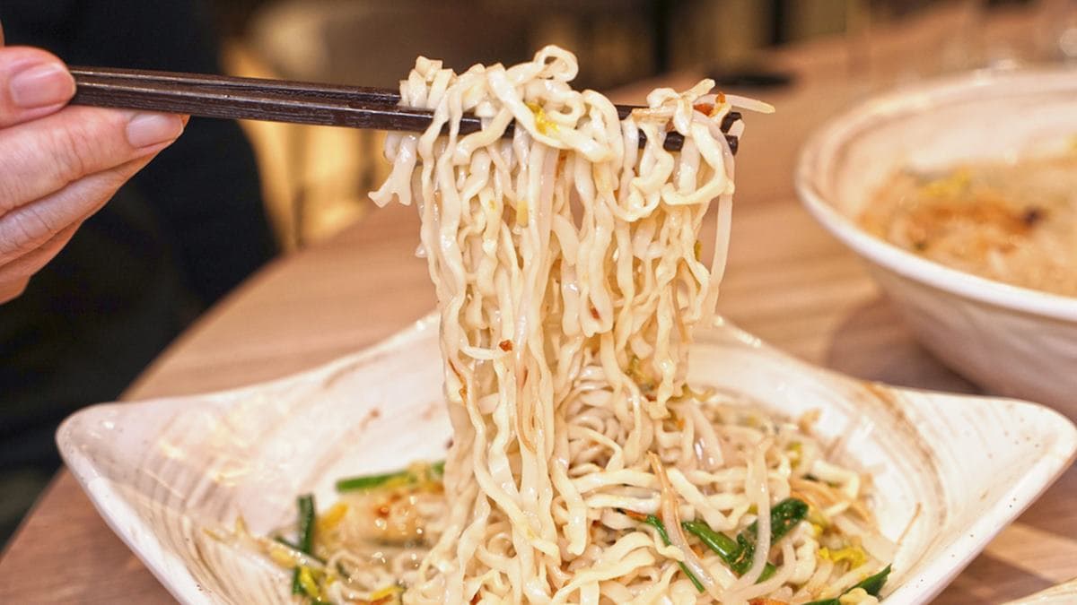 「乾意麵」滿滿的油蔥跟意麵拌在一起，光用聞的就令人垂涎三尺。（圖片來源：老錢的老巢）