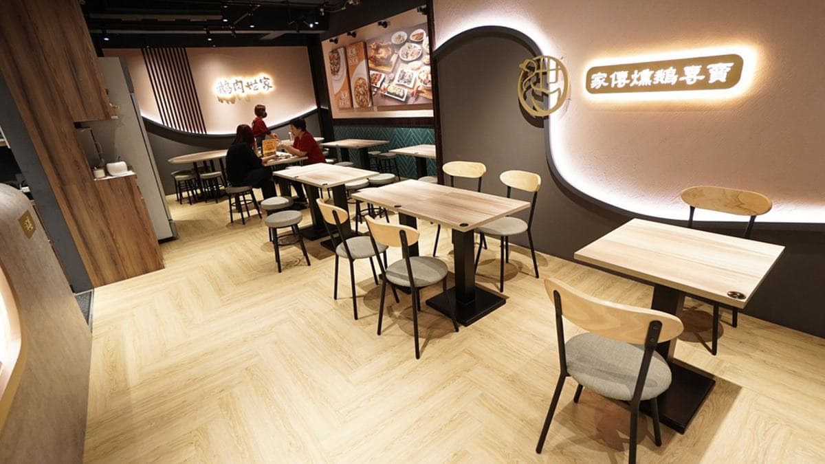 店內環境跟傳統鵝肉餐廳很不一樣，有燈光美、氣氛佳的感覺，走道也滿寬敞的。（圖片來源：老錢的老巢）
