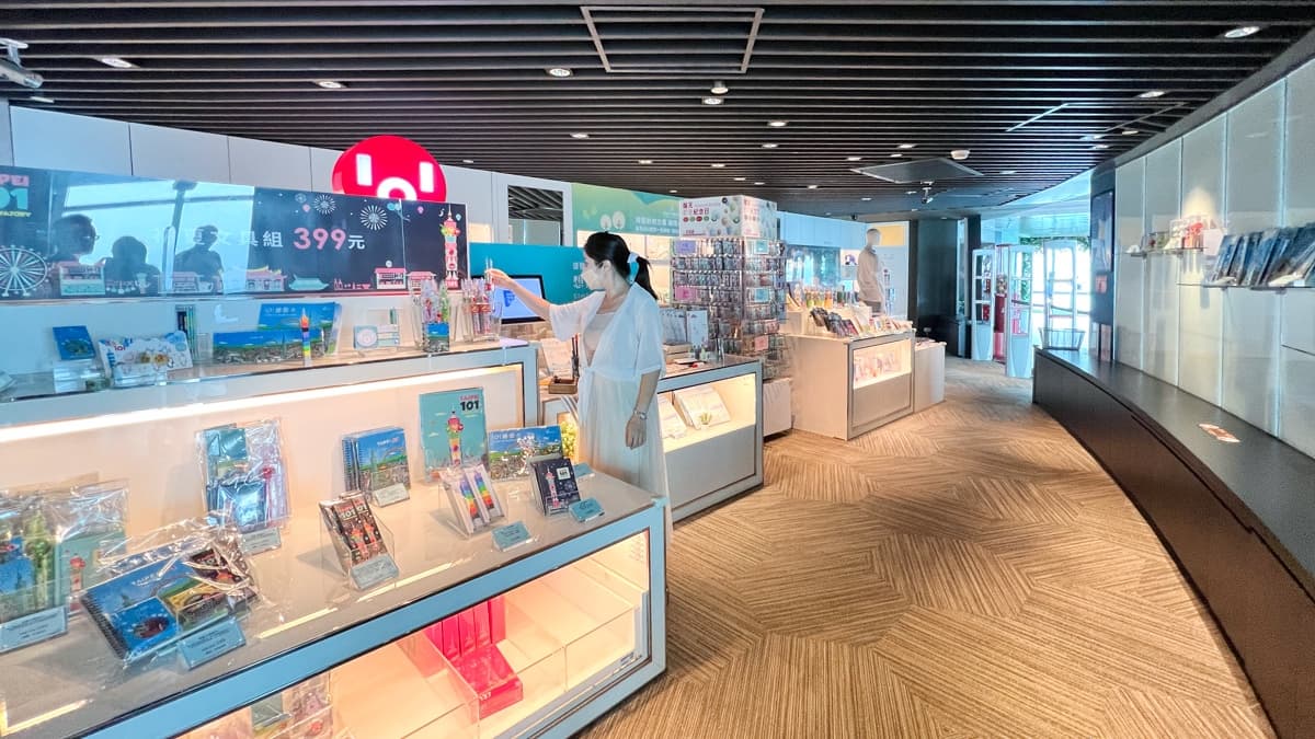 還能到一旁的紀念品店，購買台北101的紀念商品。（圖片來源：卡夫卡愛旅行）