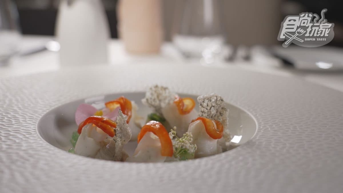 「捷克酸醃魚」是開胃前菜，魚肉有醃漬過，肉質綿密帶嚼勁，搭配清爽醬汁很開胃。