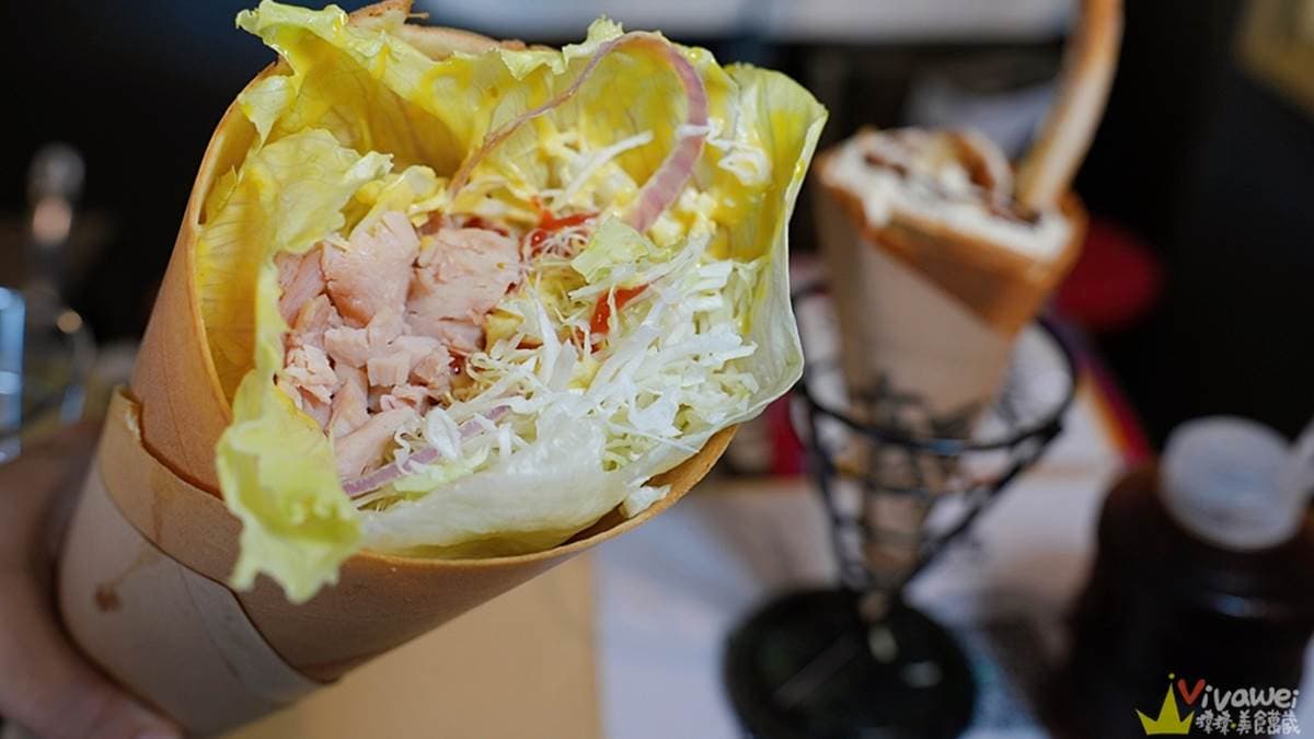 「燻雞生菜沙拉可麗餅」配料塞很多，給得一點也不手軟。（圖片來源：瑋瑋美食萬歲）