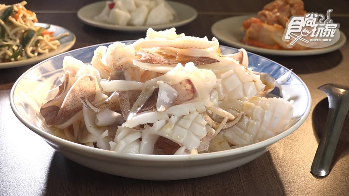 「燙小卷」下面還有附洋蔥，吃起來既新鮮又唰嘴。