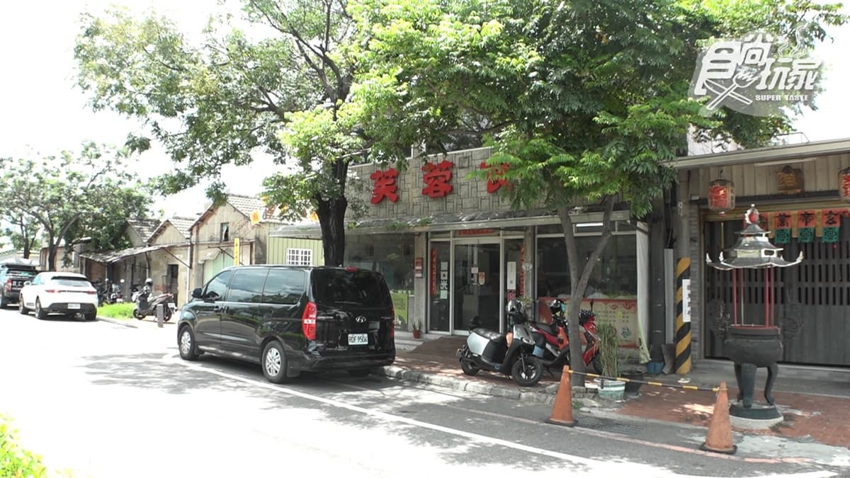 「芙蓉食堂」是位在台南安平運河旁的人氣海鮮餐廳。