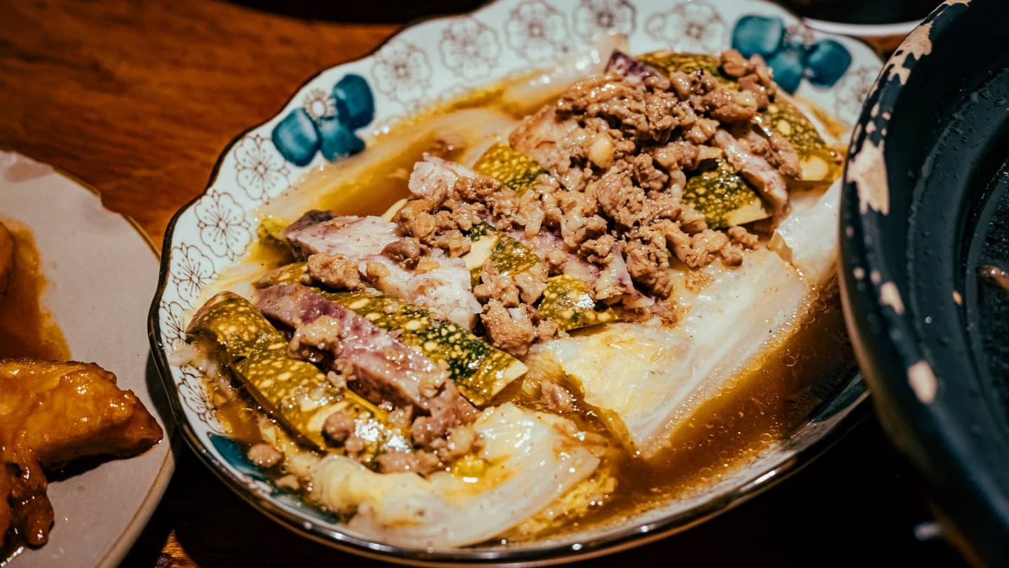 「客家三寶」將大白菜上擺放芋頭和南瓜，味道意外地和諧。（圖片來源：黑皮的旅遊筆記）