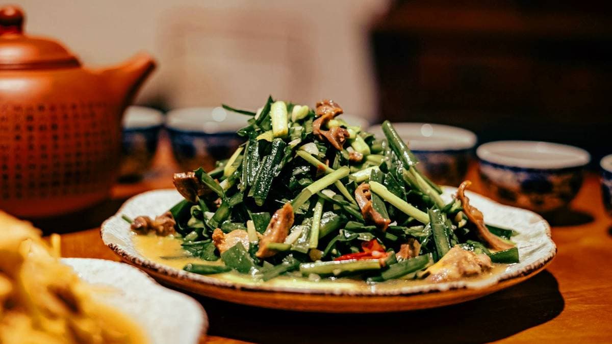品嘗一口「韭菜炒下水」，瞬間想起兒時阿嬤的手藝，吃的是一種買不到的情懷。（圖片來源：黑皮的旅遊筆記）