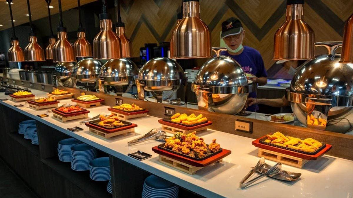 自助吧品項相當豐富，有超過百道餐點可以吃到飽。（圖片來源：愛伯特吃喝玩樂全記錄）