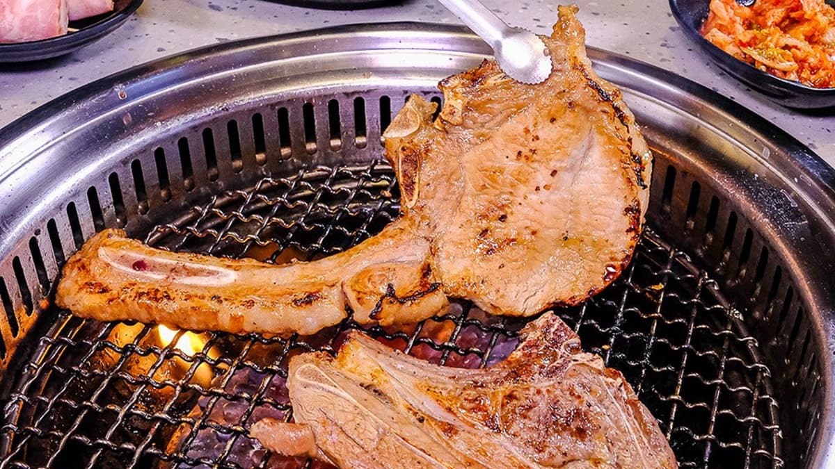 「頂級饗宴」能吃到安格斯嫩肩牛排、戰斧豬排、羊小排等，非常適合肉食控。（圖片來源：霸子。食樂拼圖）