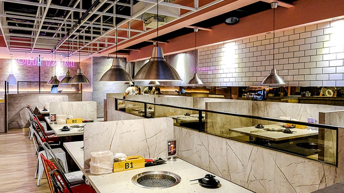 店內裝潢以粉色系為主，搭配白色磁磚，用餐空間頗有網美感。（圖片來源：霸子。食樂拼圖）