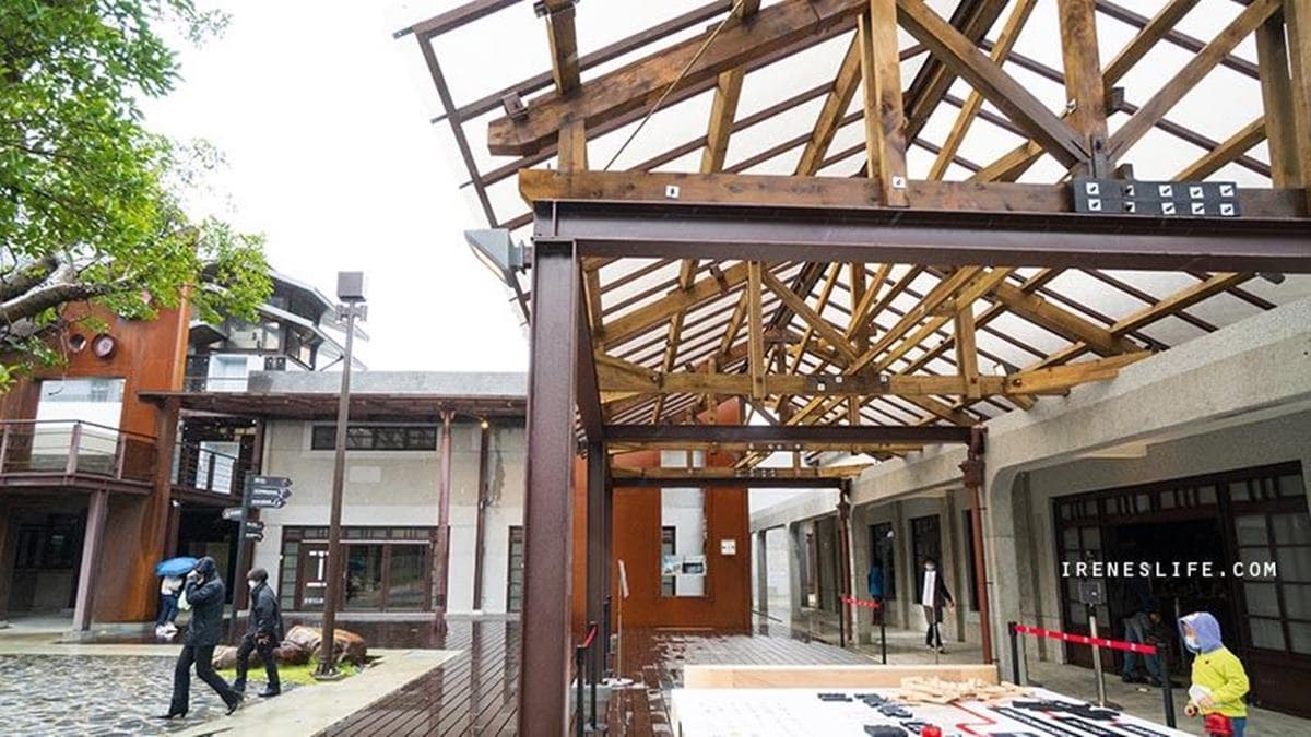 這裡保留昭和時期建築，屋頂設計是仿造當時的木構洋風桁架。（圖片來源：IRENE‘S 食旅．時旅）
