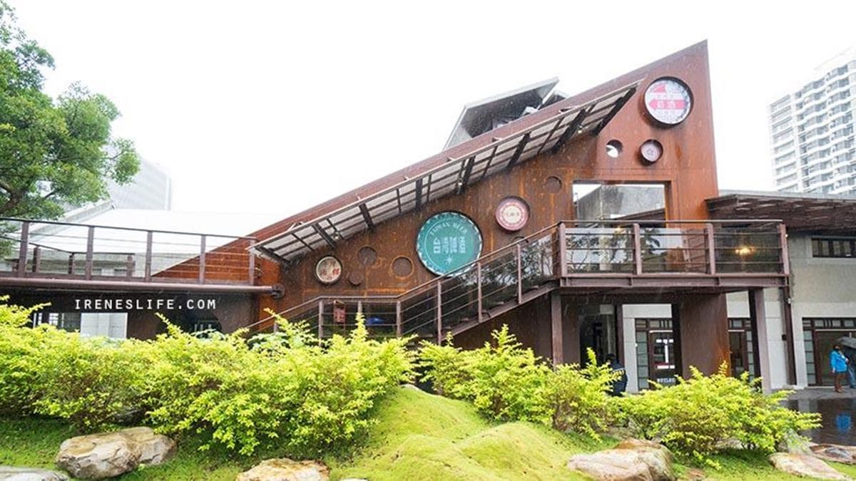 位在南港的「瓶蓋工廠台北製造所」，入口廣場以大草原為概念。（圖片來源：IRENE‘S 食旅．時旅）