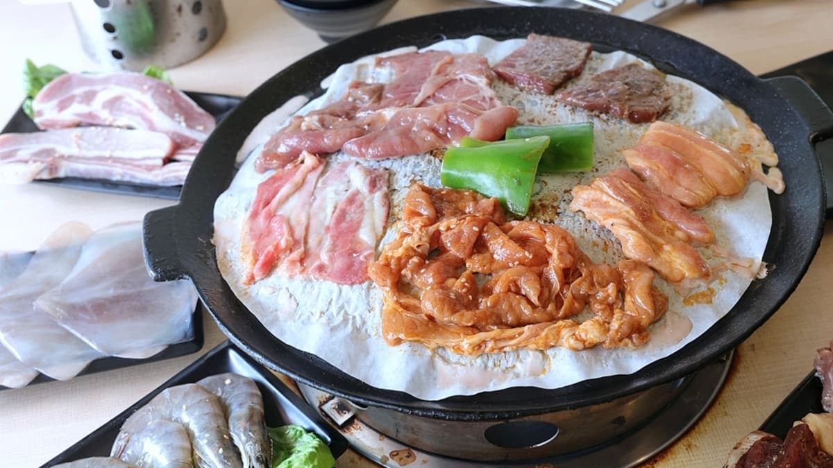 自助吧的肉品都有10種以上可選擇，愛吃肉的朋友保證吃得大滿足！（圖片來源：雪倫情報局）