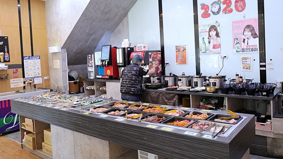 用餐採自助方式，肉品、小菜、熟食、湯品、甜點，都是想吃什麼就拿什麼。（圖片來源：雪倫情報局）