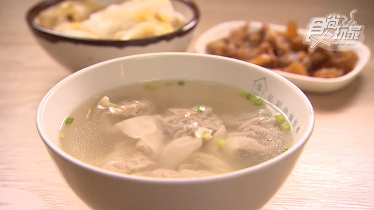 「餛飩湯」的餛飩肉很大塊又扎實，而且富有彈性、很有嚼勁。