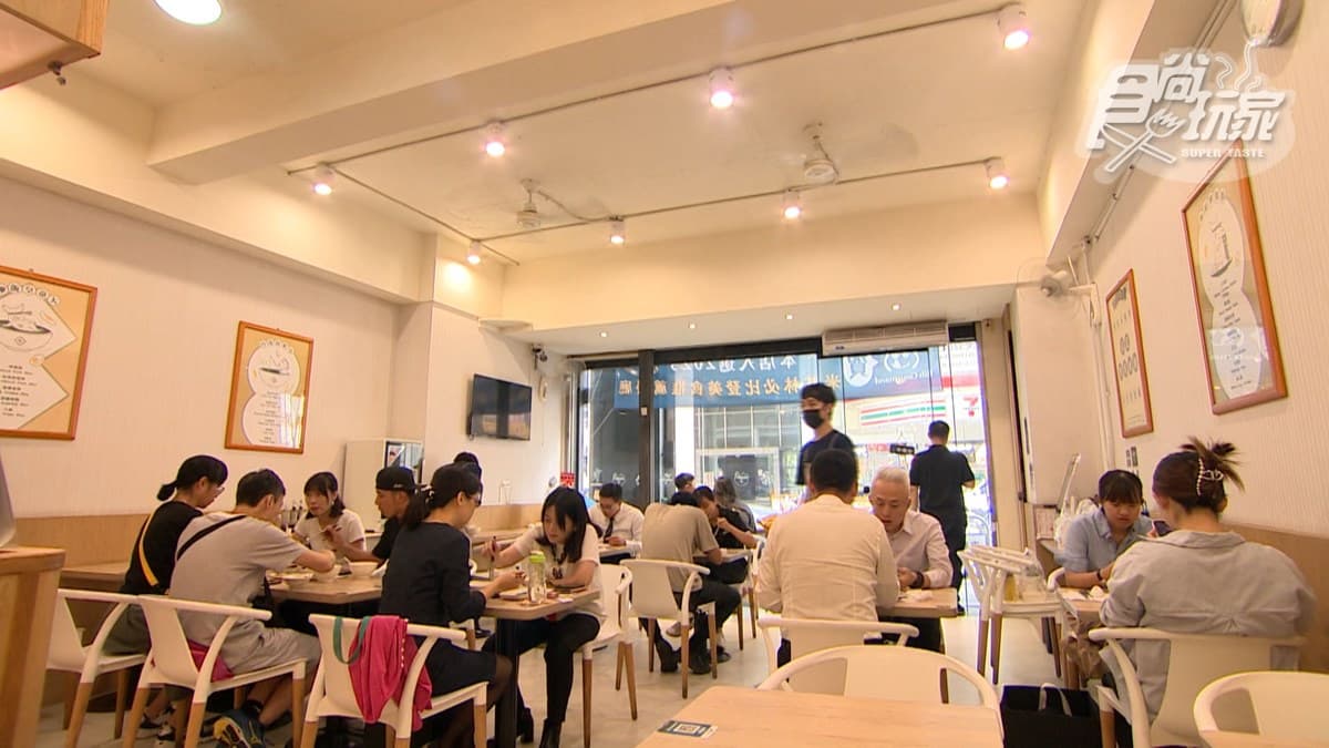 「弘記肉燥飯舖」的內用空間寬敞明亮，打造舒適的用餐環境。