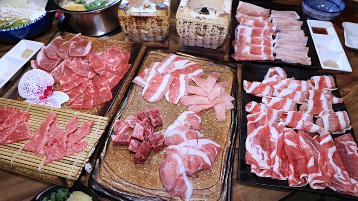 肉品有小肥牛、梅花豬、松阪豬、嚴選羊、雞腿肉等等可以選擇。（圖片來源：雪倫情報局）