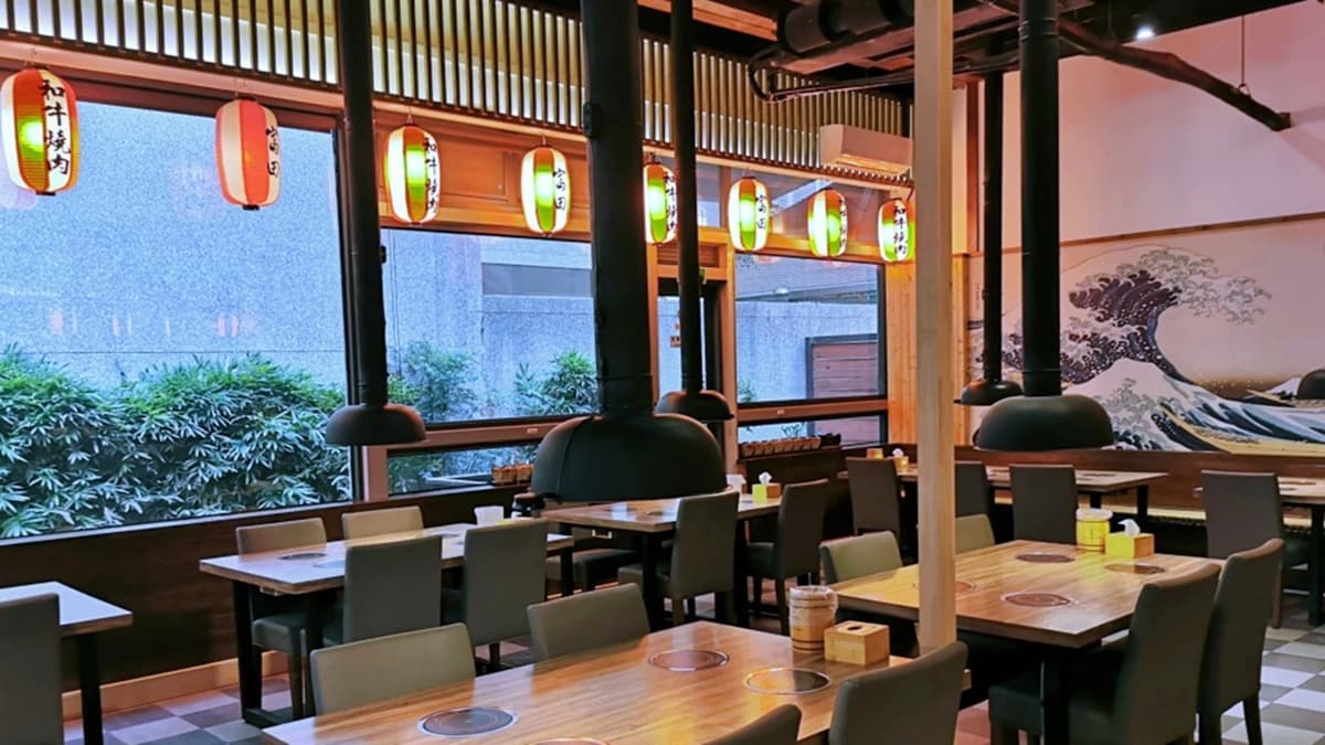 店內座位以４人桌為主，也有可容納８人的包廂，用餐環境很舒適。（圖片來源：雪倫情報局）