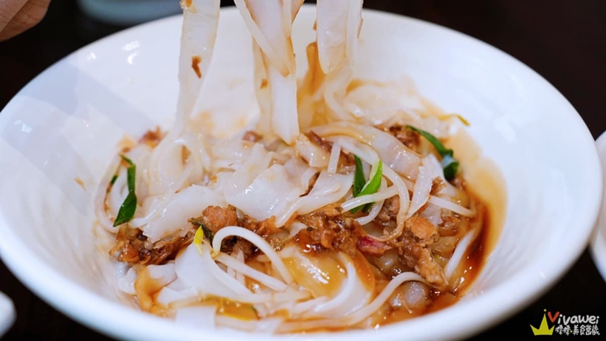 「乾粄條」口感很Ｑ，裡面加入豆芽菜、油蔥酥和肉燥，簡簡單單就很好吃！（圖片來源：瑋瑋美食萬歲）